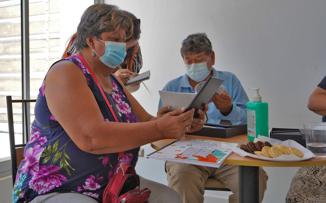 Con apoyo de Centinela adultos mayores de Baquedano aprenden a usar aplicaciones digitales