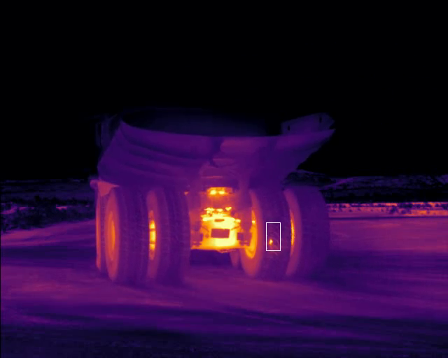 Seguridad e innovación: con cámara termográfica inspeccionan neumáticos de caex