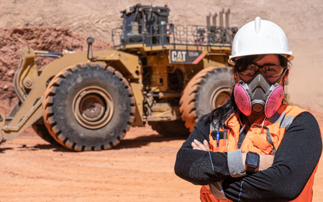 Conoce a Yasna Farías, la primera operadora de cargador frontal CAT 994H