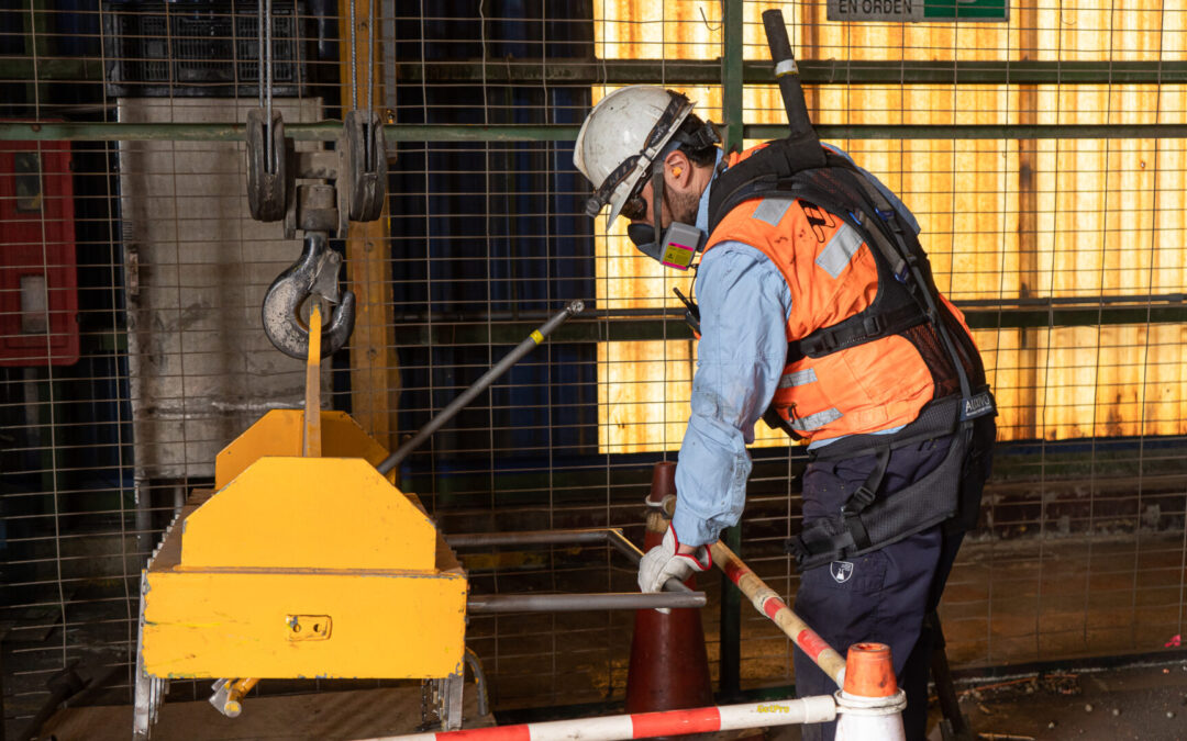 Uso de exoesqueletos facilita las operaciones en la planta cátodos