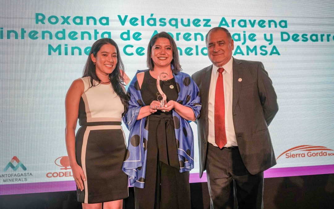 Superintendenta de Aprendizaje y Desarrollo obtuvo premio “Liderazgo Femenino”