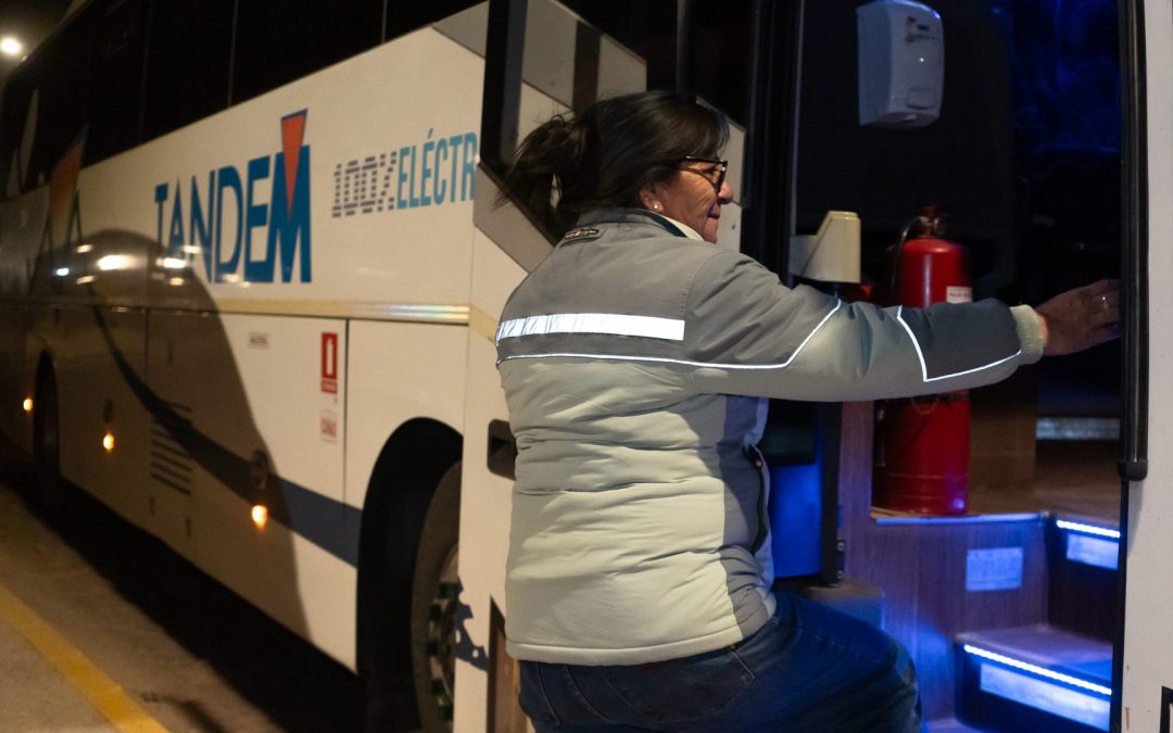 Incorporan buses eléctricos en servicio de traslado de personas