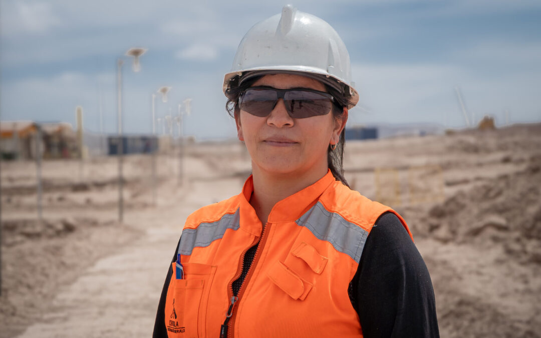 Conoce a Yasna Farías, la primera operadora de pala hidráulica de Minera Centinela