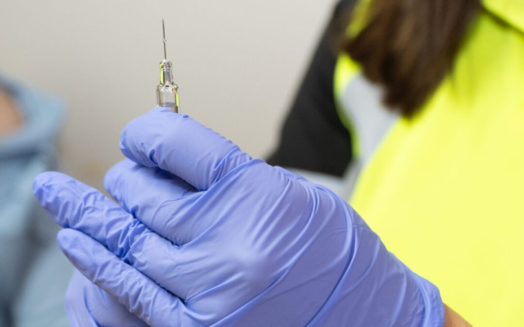 ¡Continúa campaña de vacunación contra la influenza en faena!