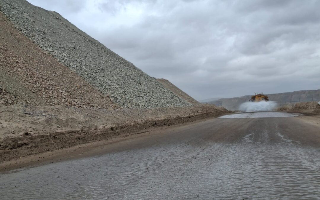 Con biotecnología reducen material particulado y uso de agua en caminos mina