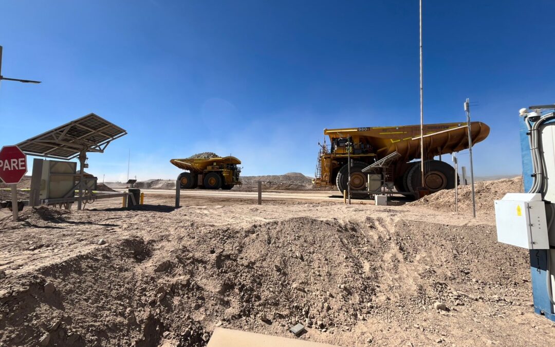 Hito tecnológico: camiones autónomos cruzan ruta pública sin afectar tránsito vehicular