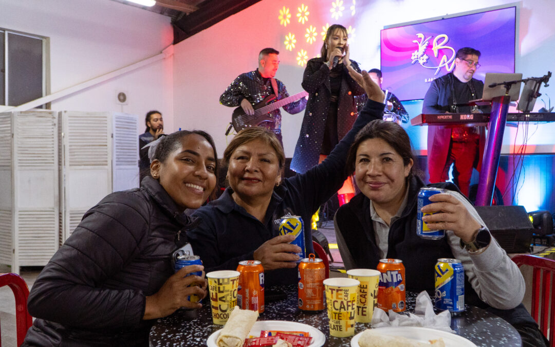 ¡Música, entretención y gastronomía! Pionero abrió su primer pub en el campamento