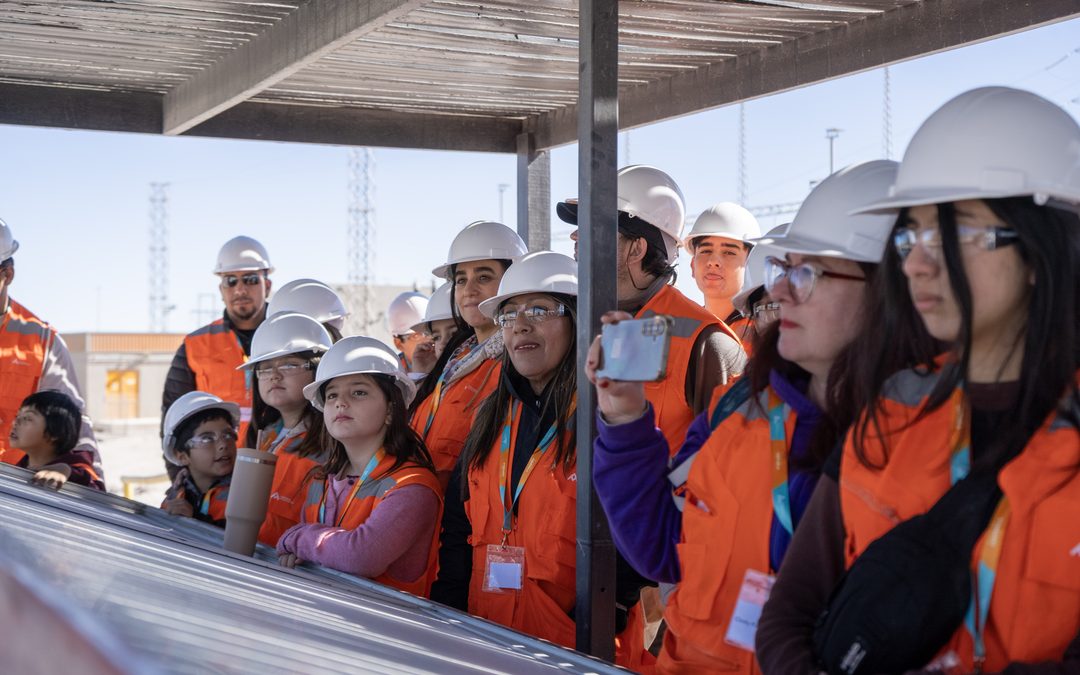 Seres queridos de trabajadores y trabajadoras conocen faena con ‘Mi familia en Centinela’