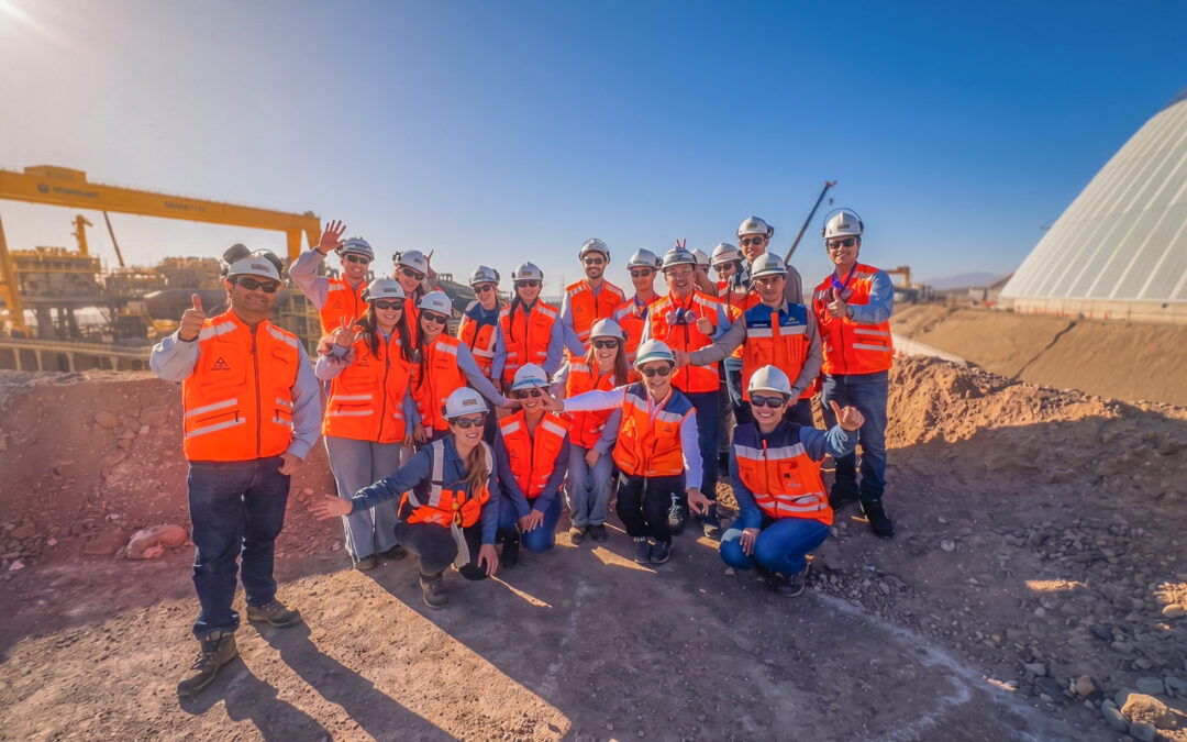 Jóvenes profesionales conocieron en terreno la operación y el futuro de Centinela